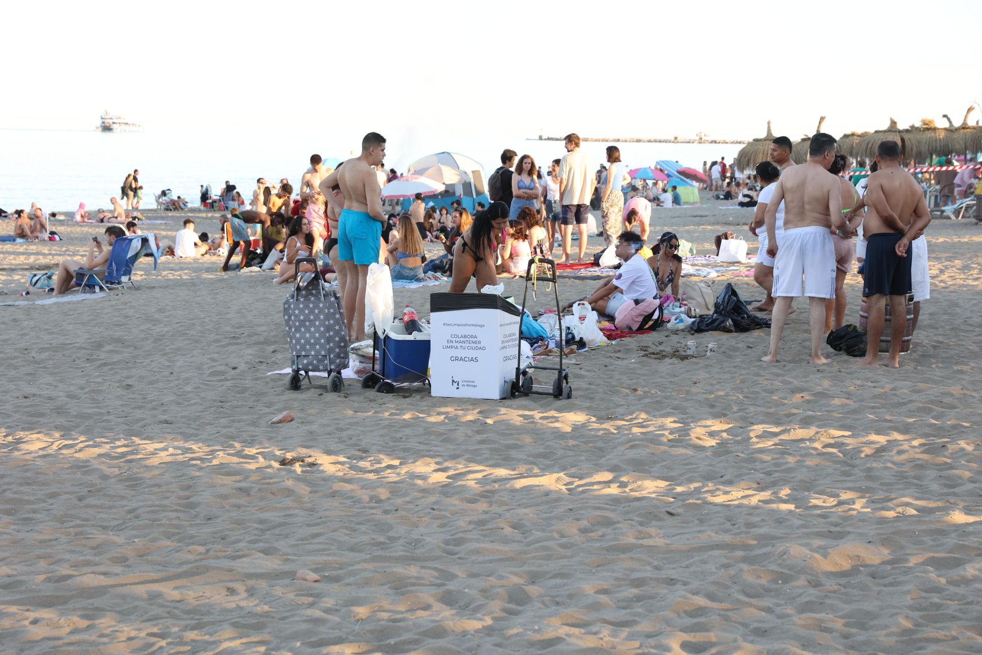 Celebración en las playas de Huelin, con el júa municipal del Ayuntamiento de Málaga