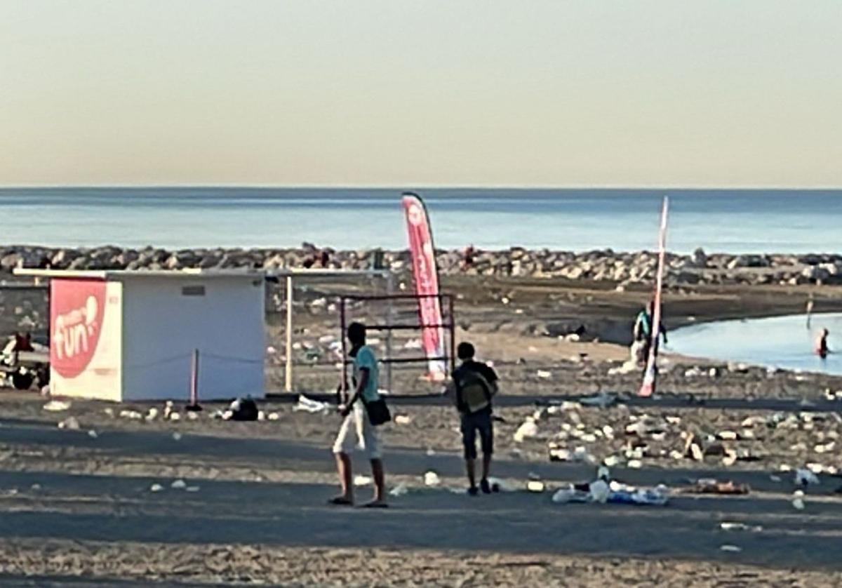 Retiran 23 toneladas de basura de las playas de Málaga tras la noche de San Juan