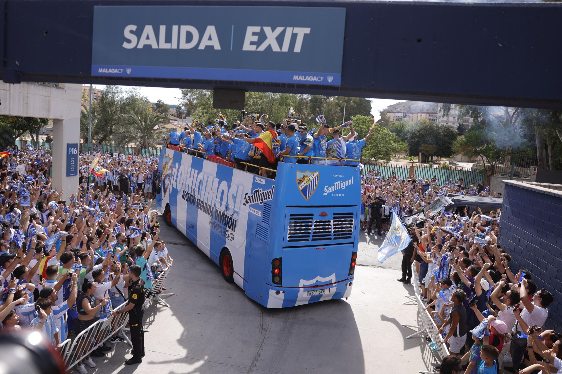 La celebración del ascenso del Málaga en la ciudad, en imágenes