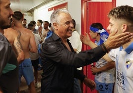 Sergio Pellicer felicita a Dani Lorenzo en el túnel de vestuarios al final del partido en Tarragona.