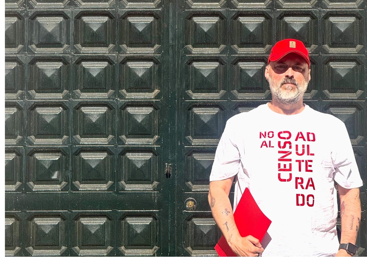 Juan Antonio Esteban Ruiz, en la puerta de la caseta del PSOE de Torremolinos.