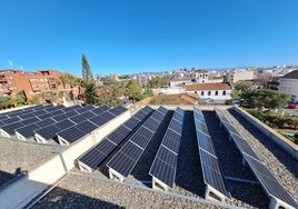 Paneles solares instalados en dependencias municipales.