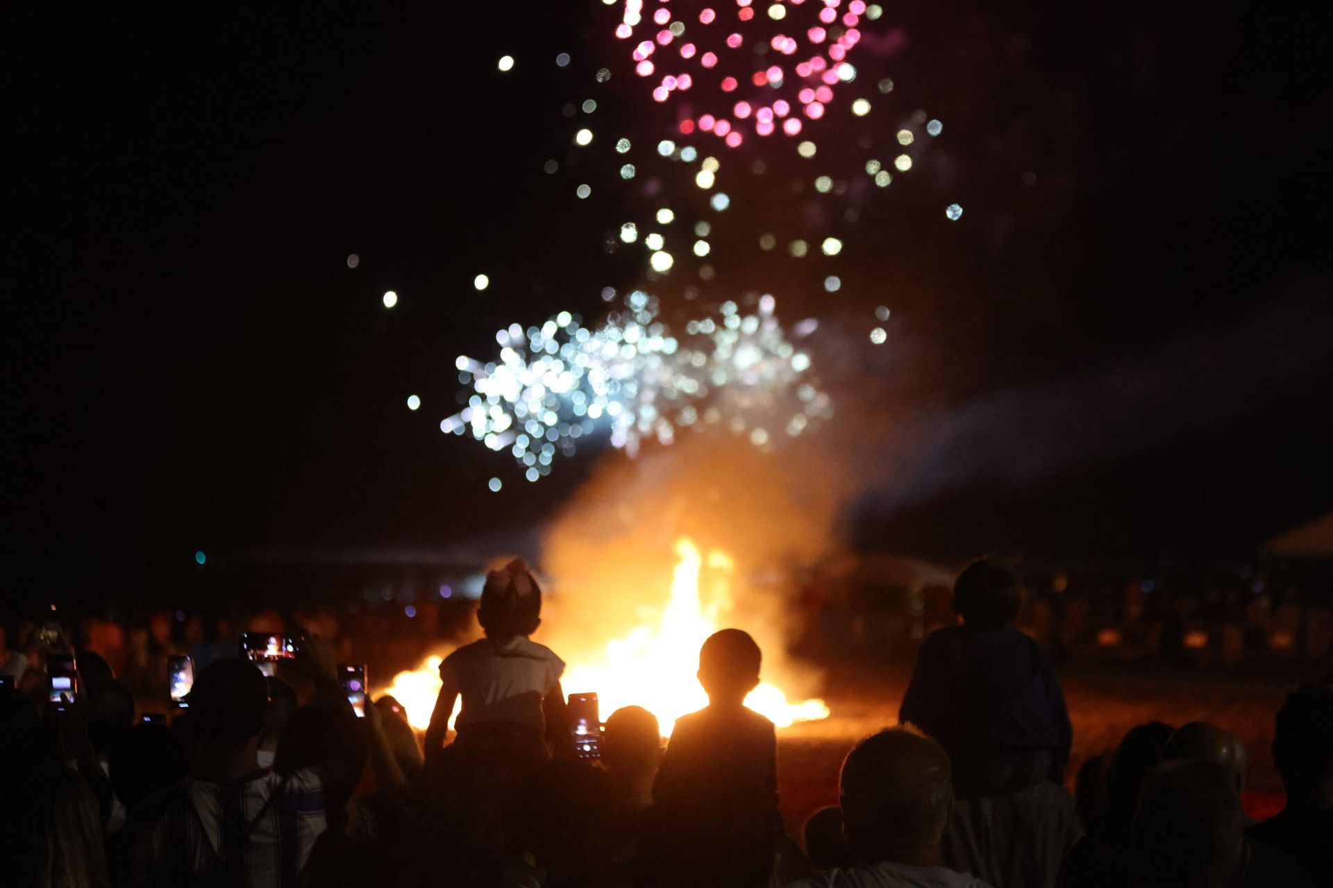 Quema del júa municipal y fuegos artificiales en la playa de Huelin, en Málaga capital