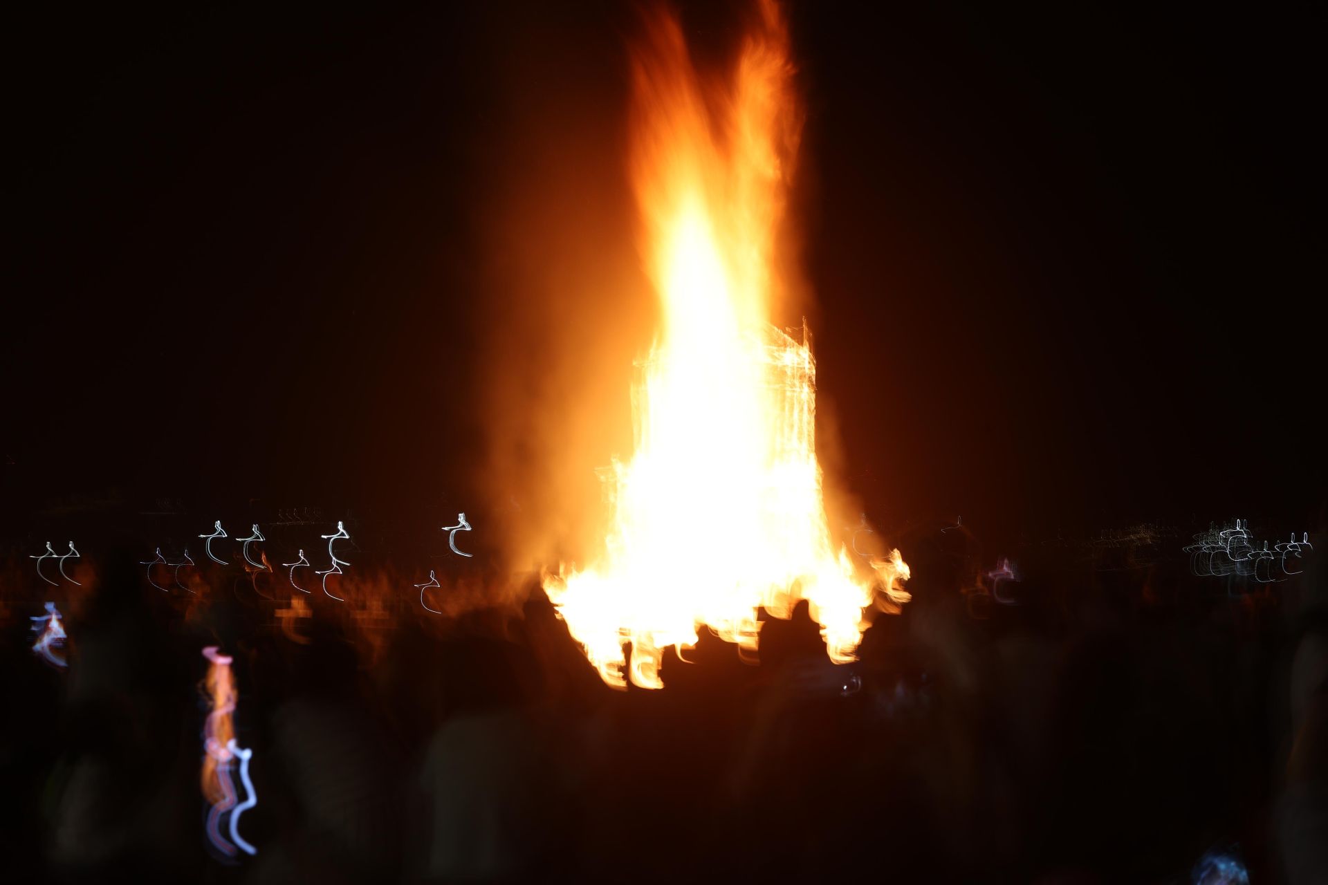 Quema del júa municipal y fuegos artificiales en la playa de Huelin, en Málaga capital