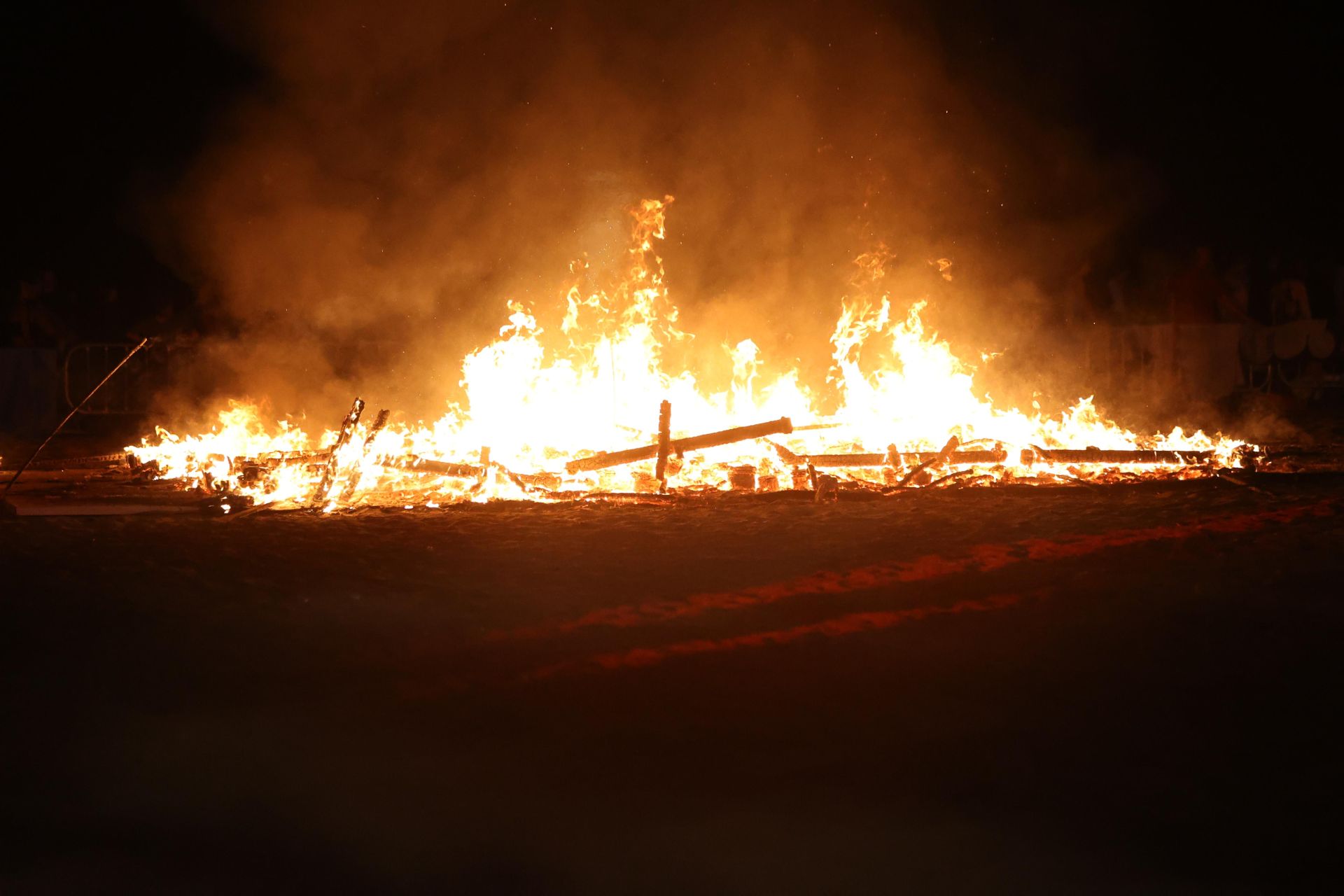Quema del júa municipal y fuegos artificiales en la playa de Huelin, en Málaga capital