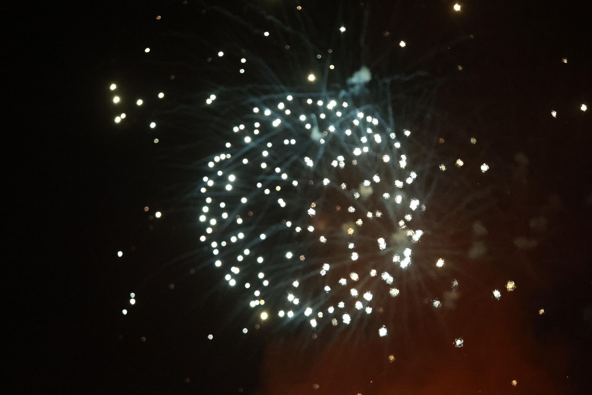 Quema del júa municipal y fuegos artificiales en la playa de Huelin, en Málaga capital