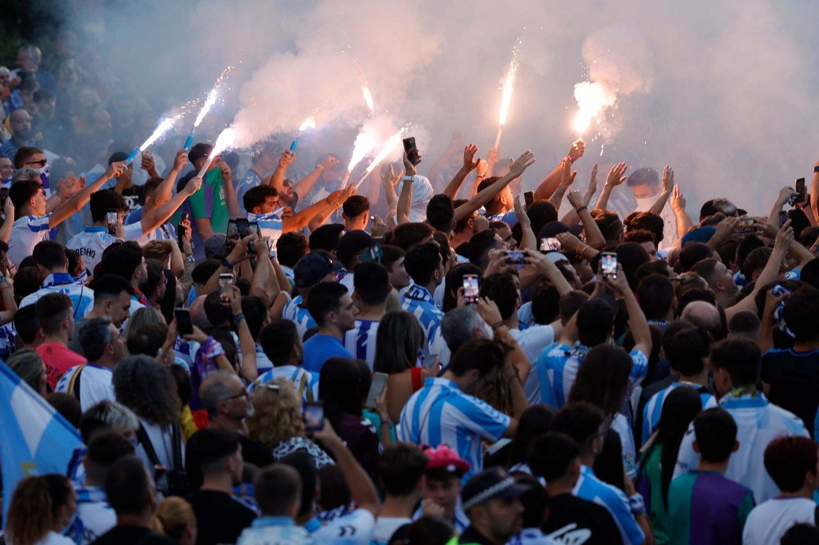 La celebración del ascenso del Málaga en la ciudad, en imágenes