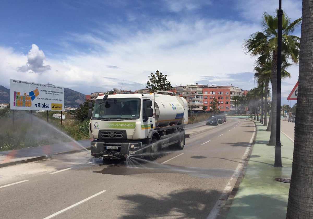 Vehículo de limpieza circulando por las calles de Mijas.