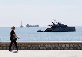 Una mujer camina por el paseo marítimo en Málaga.