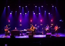 Andrés Calamaro, junto a su banda, durante el concierto de anoche en el Teatro Cervantes.