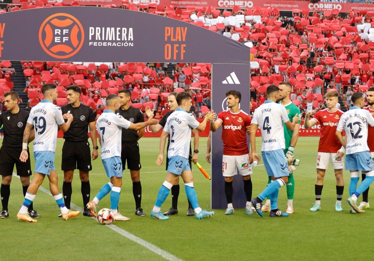 Los jugadores saludan al equipo arbitral instantes antes del arranque del partido.