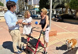 Reparto de botellas para limpiar el pipí de los perros.