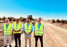 El alcalde veleño, Jesús Lupiáñez, este martes en una visita a las obras del Camino de Torrox.