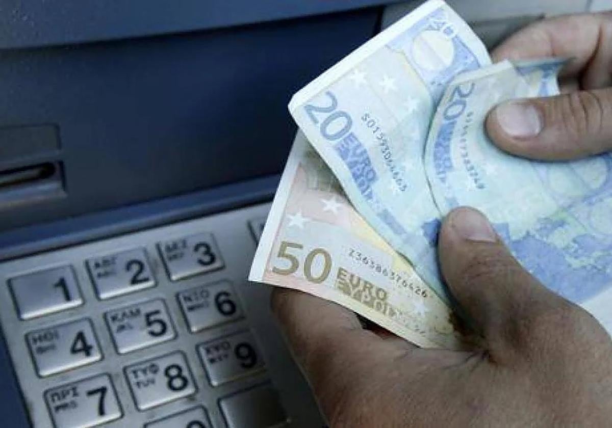 Detienen a una mujer por estafar 5.000 euros a su suegra tras robarle su tarjeta bancaria en Málaga