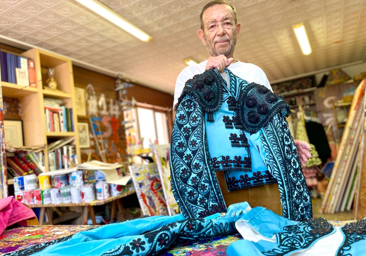 Un traje de torero malaguista, el regalo de Manolo Rincón a Juanpe para celebrar el ascenso