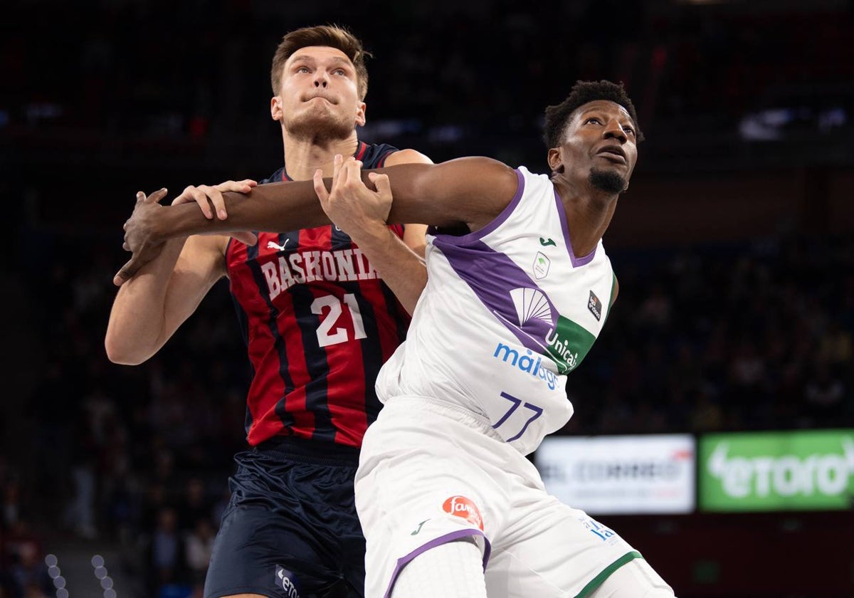 Sima forcejea con Kotsar en un partido contra el Baskonia.