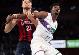 Sima forcejea con Kotsar en un partido contra el Baskonia.