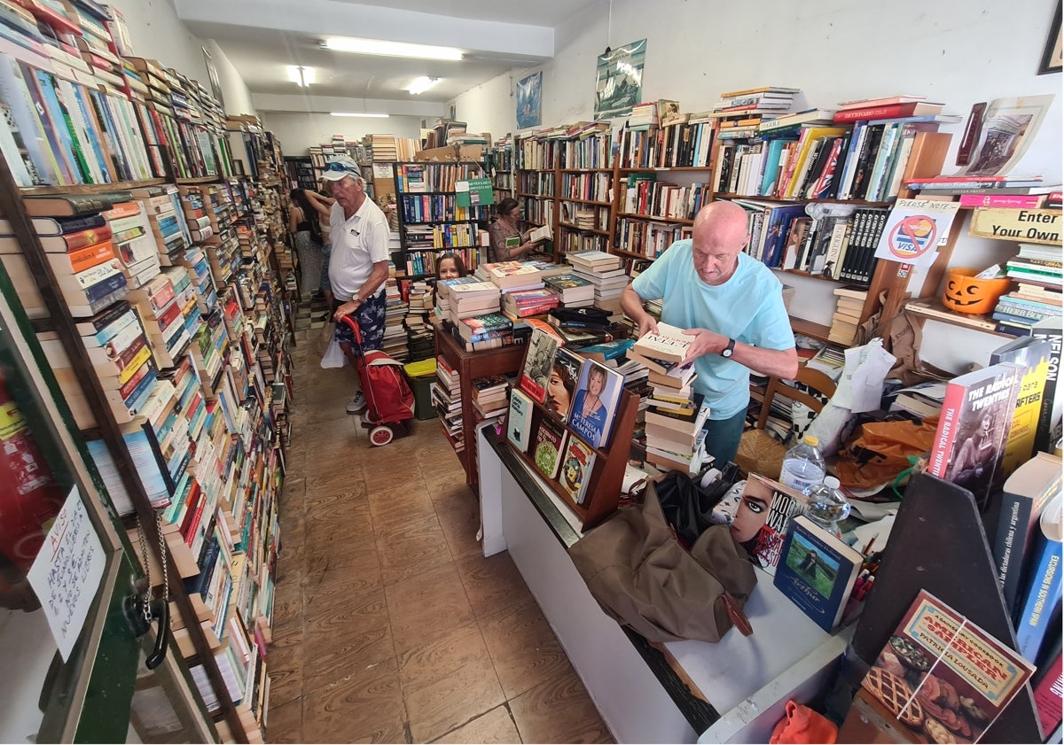 Imagen principal - Ambiente en los últimos días de la Librería Julian en Fuengirola.