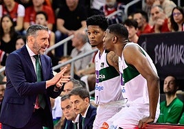 Ibon Navarro da instrucciones a Carter y Sima.