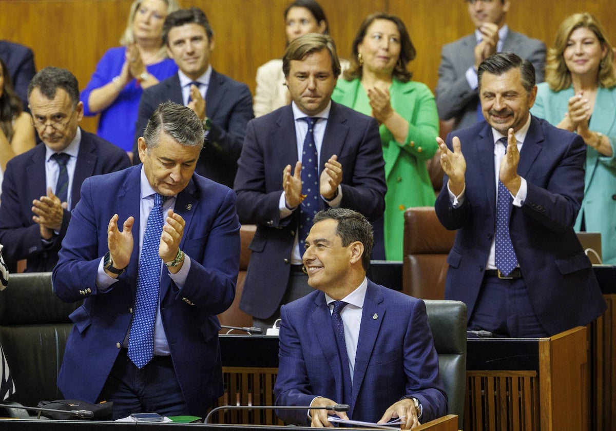 Diputados del Grupo Popular aplauden al presidente tras su discurso.