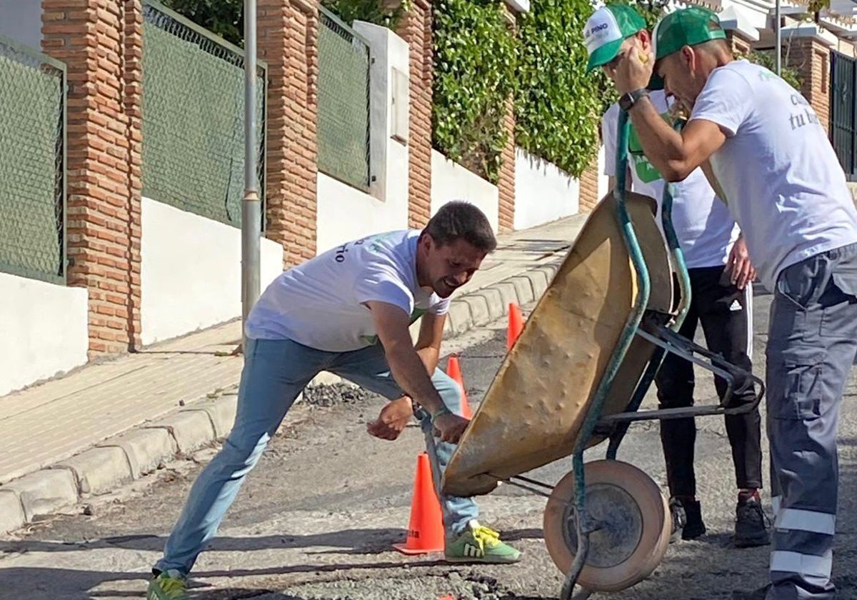 El concejal andalucista de Vélez-Málaga, José Pino, en una de las actuaciones en Benajarafe.