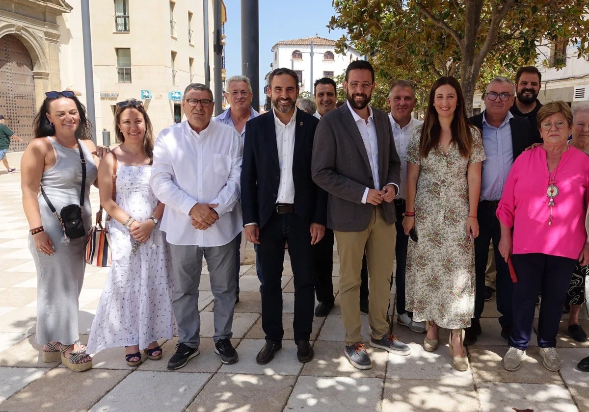 Dani Pérez y Víctor González, ambos con chaqueta, junto a dirigentes locales de Vélez y provinciales.