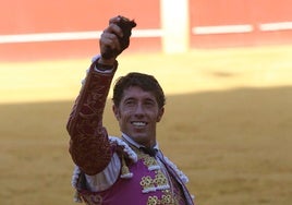 Escribano muestra la oreja que cortó en una de sus actuaciones en La Malagueta.