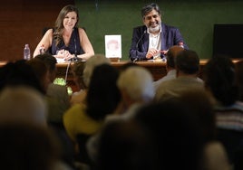 Arun Mansukhani y Ana Pérez-Bryan, en un nuevo encuentro de la escuela de familia de SUR.