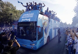 Los jugadores del Málaga, en plena celebración con las calles repletas de aficionados.