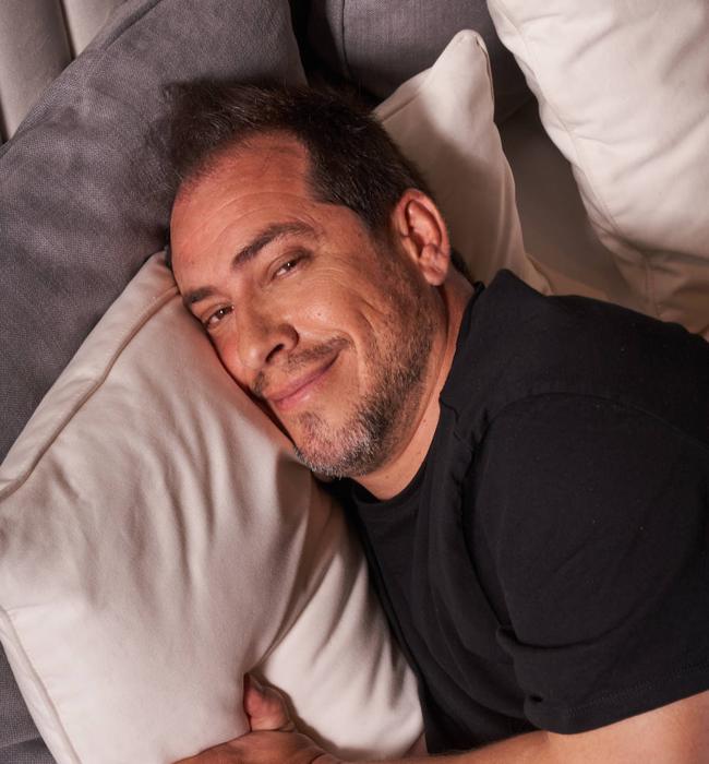 El Langui, protagonista de la última campaña publicitaria de MiColchón, disfrutando del descanso en un sofa cama Nessen.