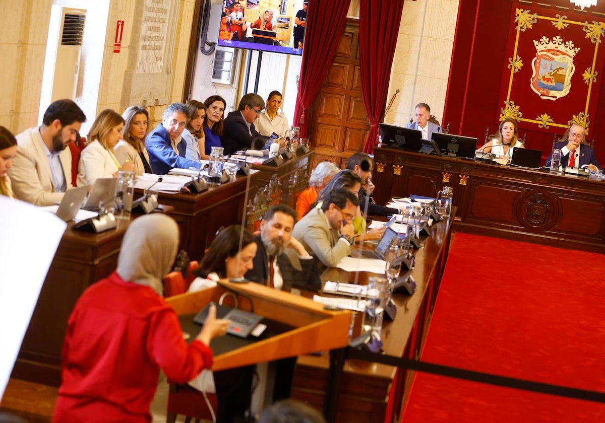 Sanae Aahnouch, a punto de ser desahuciada, interviene ante la mirada atenta del edil de Vivienda, Francisco Pomares.