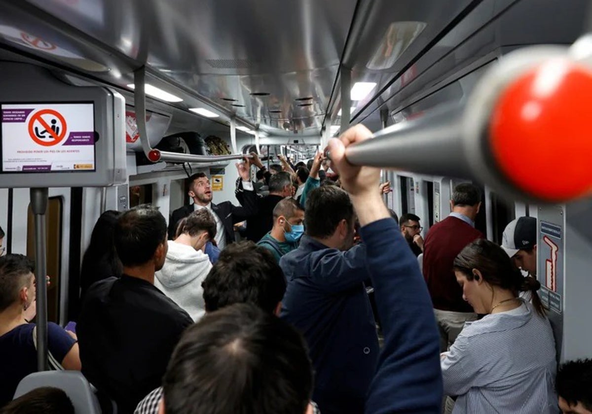 Un tren de Cercanías de la línea de la Costa, lleno de pasajeros.