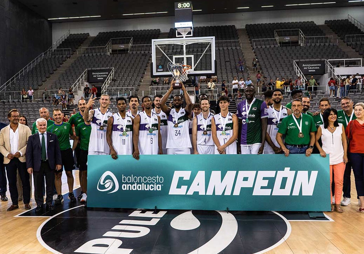 El Unicaja posa con el trofeo de campeón de la Copa Andalucía.