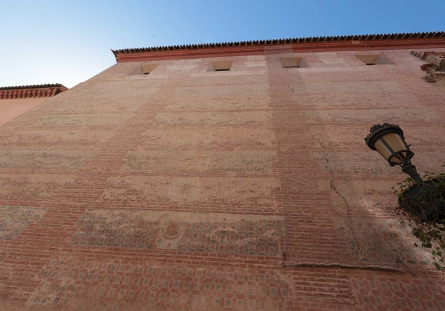 Aspecto de la grieta que parte por la mitad la iglesia del Sagrario.