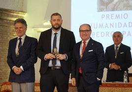 El periodista de SUR Iván Gelibter recibe el Premio Pedro Aparicio de Humanidades del Colegio de Médicos de Málaga