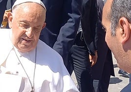 El Papa Francisco recibe la medalla de la mano de MIguel Becerra.