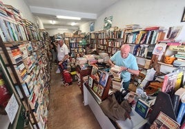 Javier Martín tras la mesa de su negocio, Julian's Books en Fuengirola.