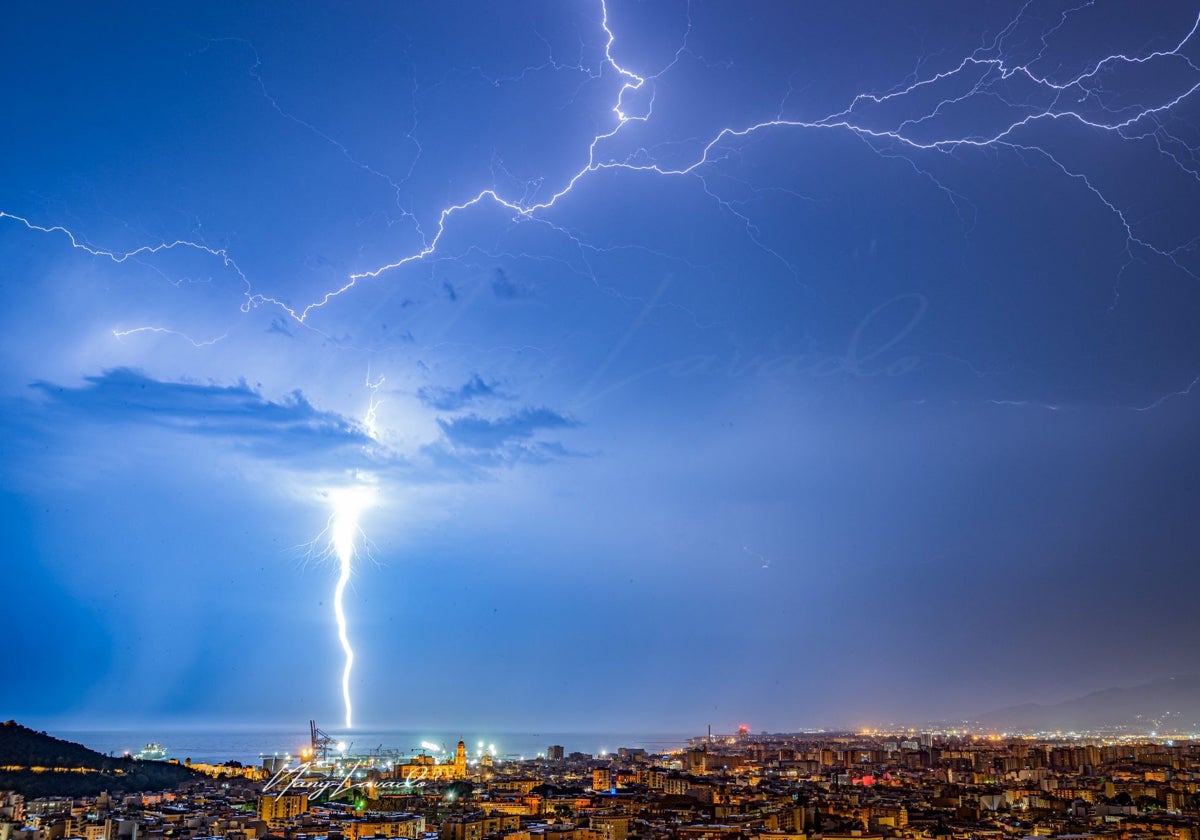 La tormenta de la madrugada del pasado jueves, sobre la Bahía de Málaga.