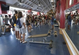 Estudiantes, en una de las salas del pabellón deportivo de Teatinos.