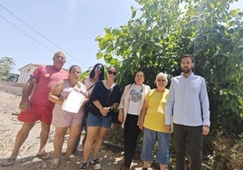 Los ediles socialistas Charo Gómez y Víctor González, con vecinos de la zona el mes pasado.