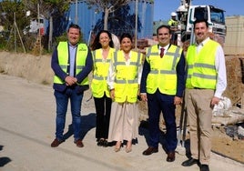 El presidente de la Mancomunidad junto a la alcaldesa de Mijas, visitando unas obras.