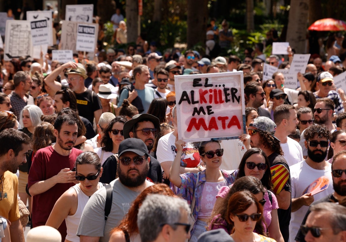 Una manifestante destaca con una pancarta en la que se utiliza la palabra inglesa 'kill' para expresar la dificultad de pagar el alquiler en Málaga.