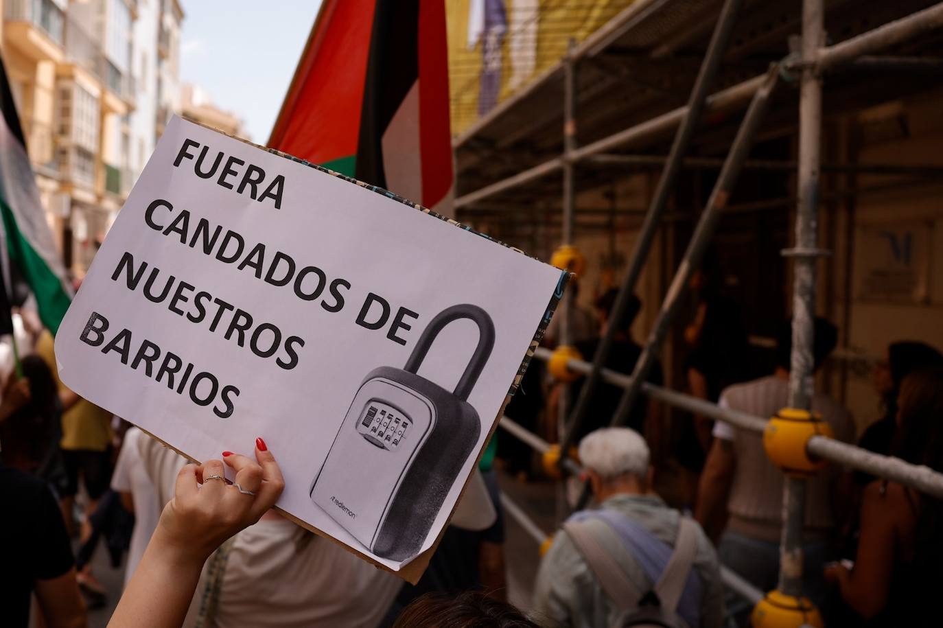 Las pancartas más originales de la manifestación por una vivienda digna en Málaga