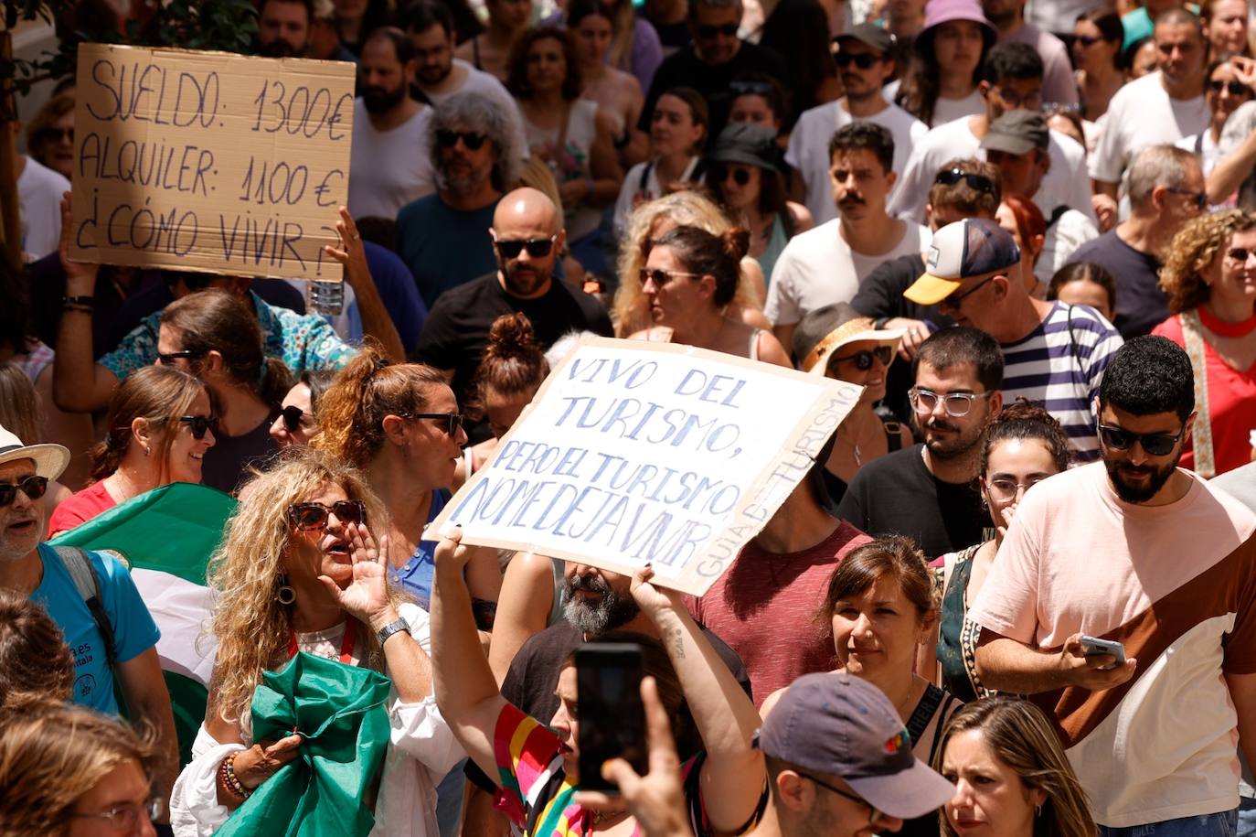 Las pancartas más originales de la manifestación por una vivienda digna en Málaga