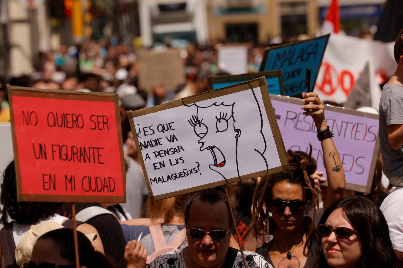 Las pancartas más originales de la manifestación por una vivienda digna en Málaga