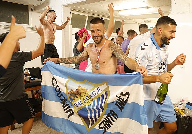 Dioni, en el centro de la imagen, en plena celebración el vestuario malaguista tras el ascenso.