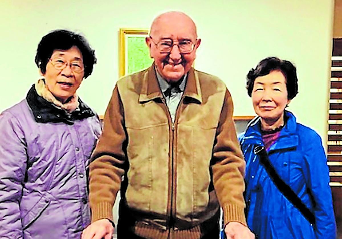 El padre Álvarez junto a dos feligresas el día en que cumplió cien años.