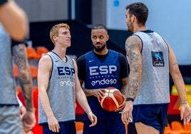 Alberto Díaz, junto a Lorenzo Brown y Willy Hernangómez.