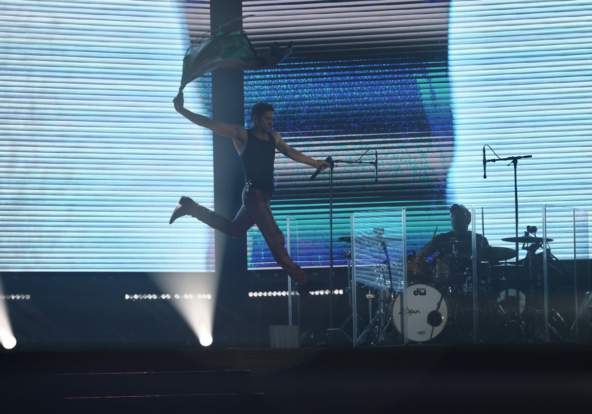 Salto de Bisbal en el escenario alzando una bandera de Andalucía.