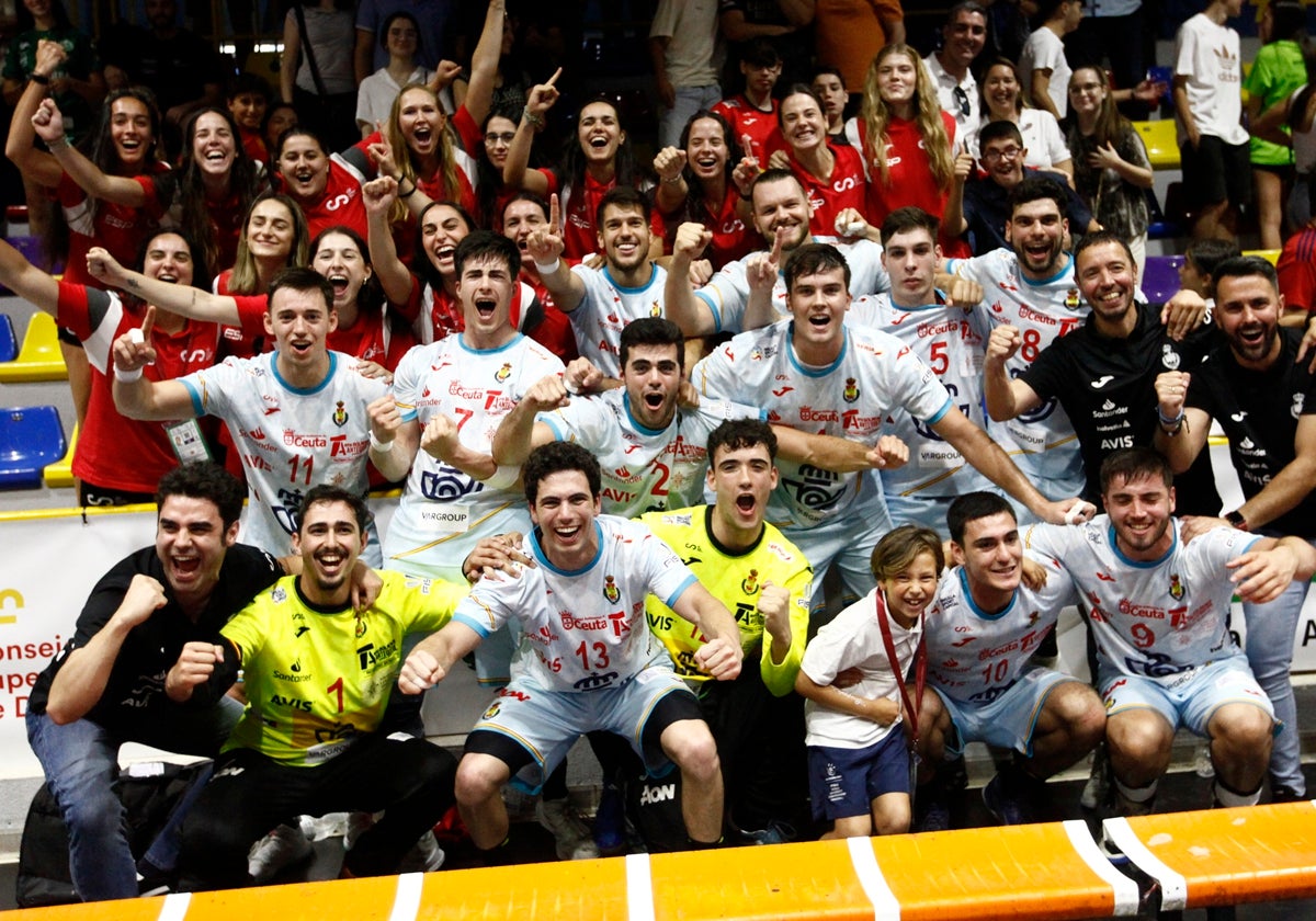 Los hispanos celebran su victoria ante la grada donde animaban las guerreras en Antequera